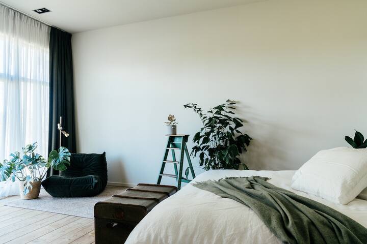 Luxury Coach House -3 rooms- Romantic City Garden gallery image 3