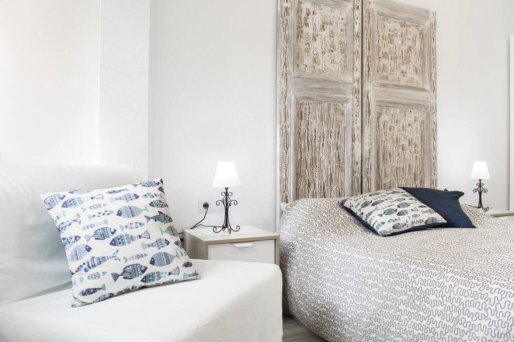 Dormitorio ,con cama matrimonial y sofá cama individual.