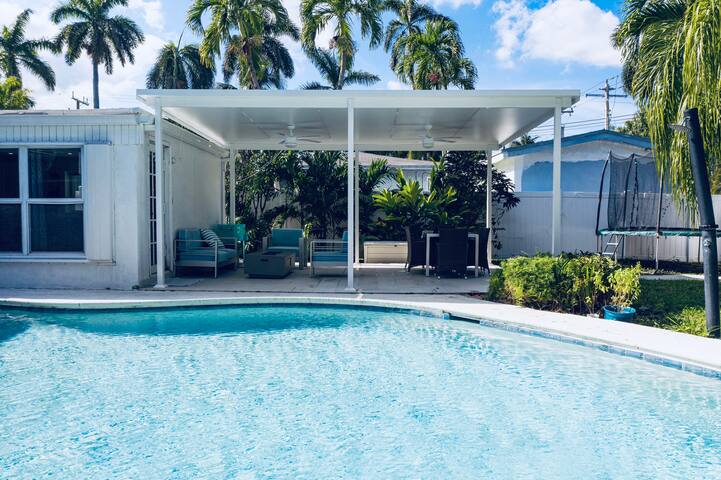 Tropical paradise! Walking distance to the beach! gallery image 3