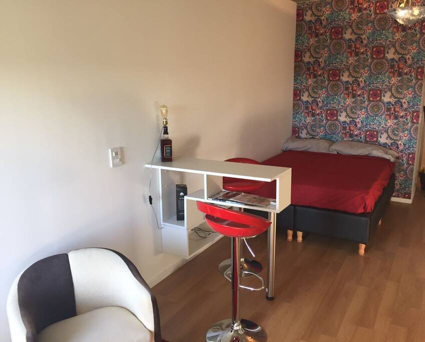 BARRA CON BANQUETAS REGULABLES, SOMMIER CON CAJONERAS