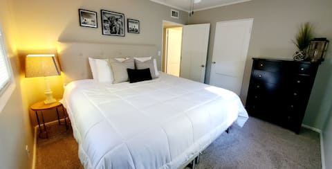 Comfy Cotner: Modern Home w/ King Bed & Queen Bed