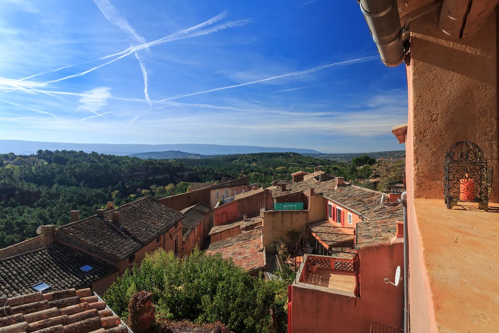 La vue sur le village et la campagne depuis le salon et la terrasse
