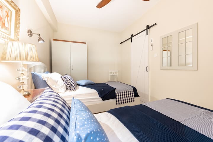 Mtindo wa shamba, mbao imara, mlango wa kuteleza