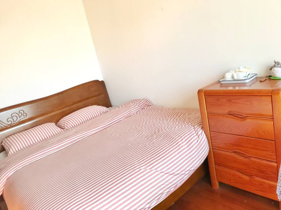 卧室:宽1.8米超大实木床
Bedroom: King size sold wood bed with mattress