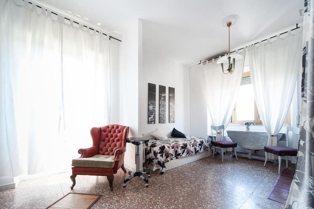 zona letto e tavolo pieghevole
