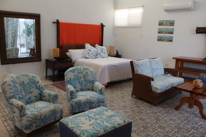 这是主卧室，配有步入式衣橱和全功能卫生间 