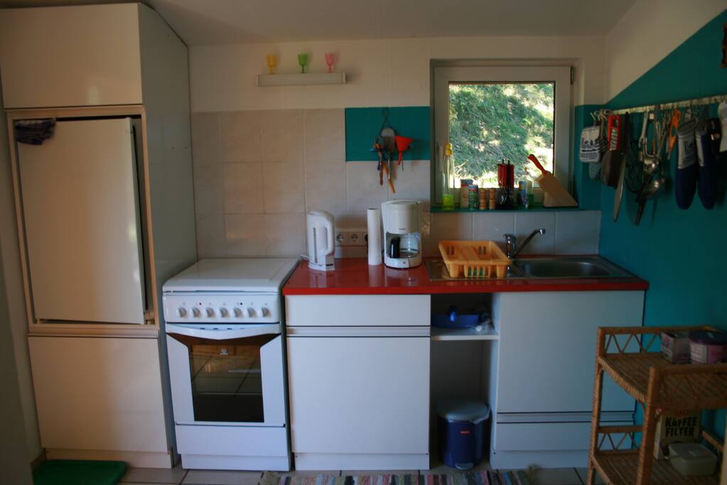 Funktionelle Küche (Geschirrspüler, Herd mit 4 Kochplatten, Wasserkocher, Fitlterkaffeemaschine, Kühlschrank) all you need for cooking inkluding dishwasher