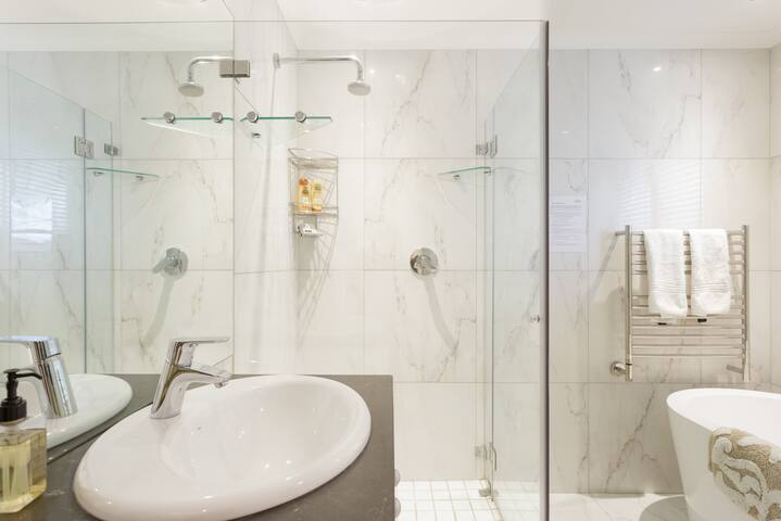 Ocean-Front Flat near Cape Town Stadium gallery image 3