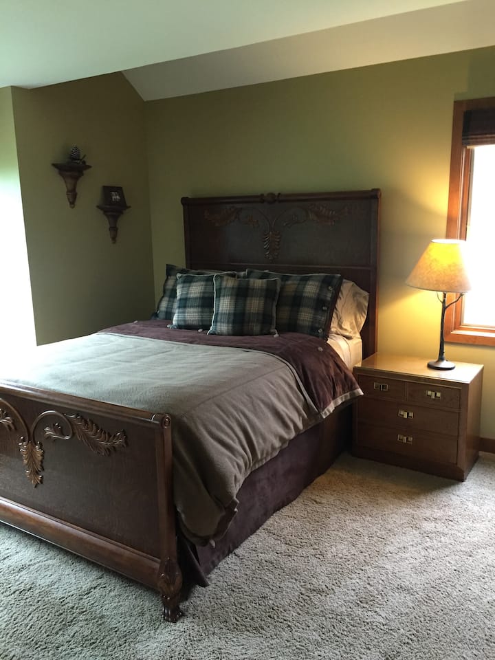 Dormitorio de la planta principal/cama tamaño queen