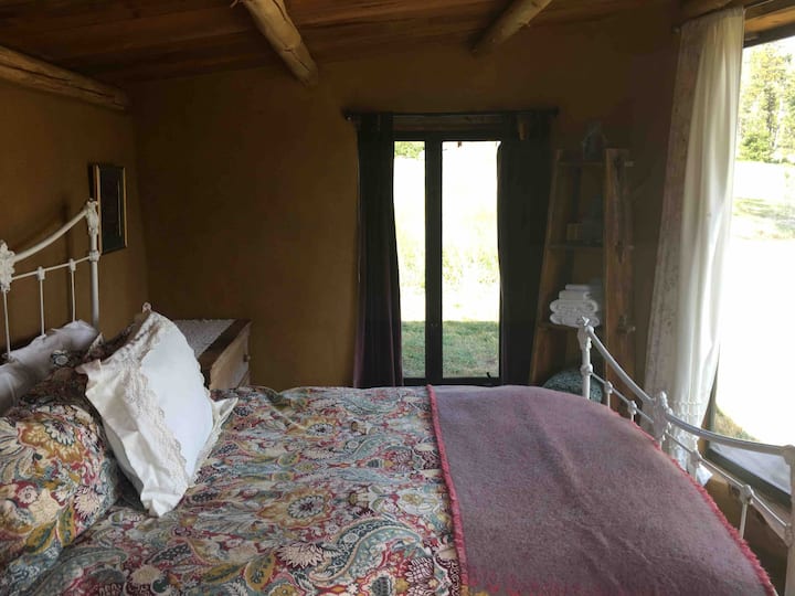 Ამ ორადგილიან საწოლზე არსებული პლედი და დამატებითი საბნები,  100% ბამბის ზეწრები. Საჭიროების შემთხვევაში, კობრის სახლების თბოიზოლაციითა და პროპანის გამათბობლით. 