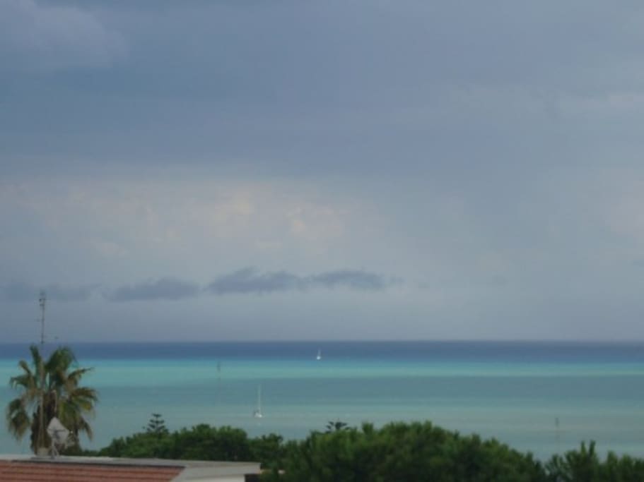 Vista dal balcone prima di una tempesta marina