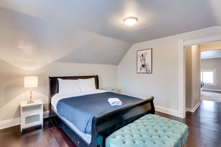 ห้องที่สองของสองห้องนอนชั้นบน