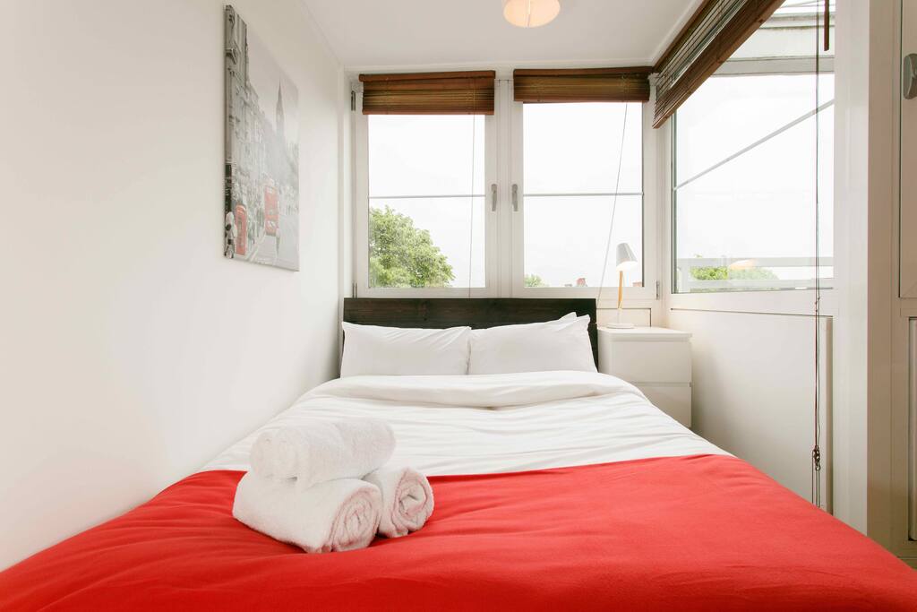 The bedroom has a huge and comfortable bed to relax you after a stressful day in the city.