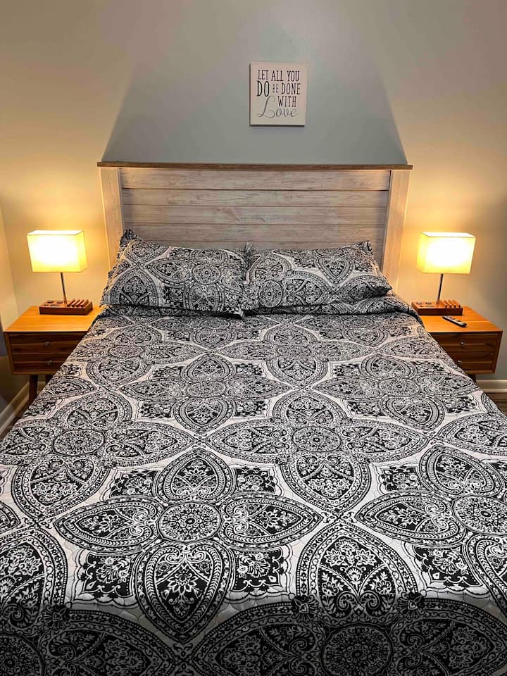 ✔ Двойно легло, облечено в свежо качествено спално бельо
✔ Допълнителни възглавници
✔ Нощни шкафчета
✔ Модерни нощни лампи с зарядна станция