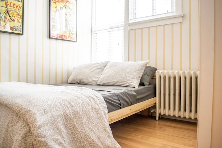 Cozy bright private Bloordale room w/double bed