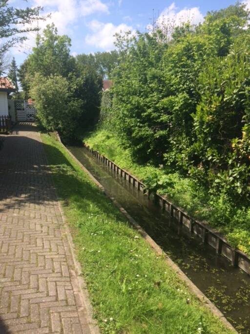 aan de voorkant van het huis