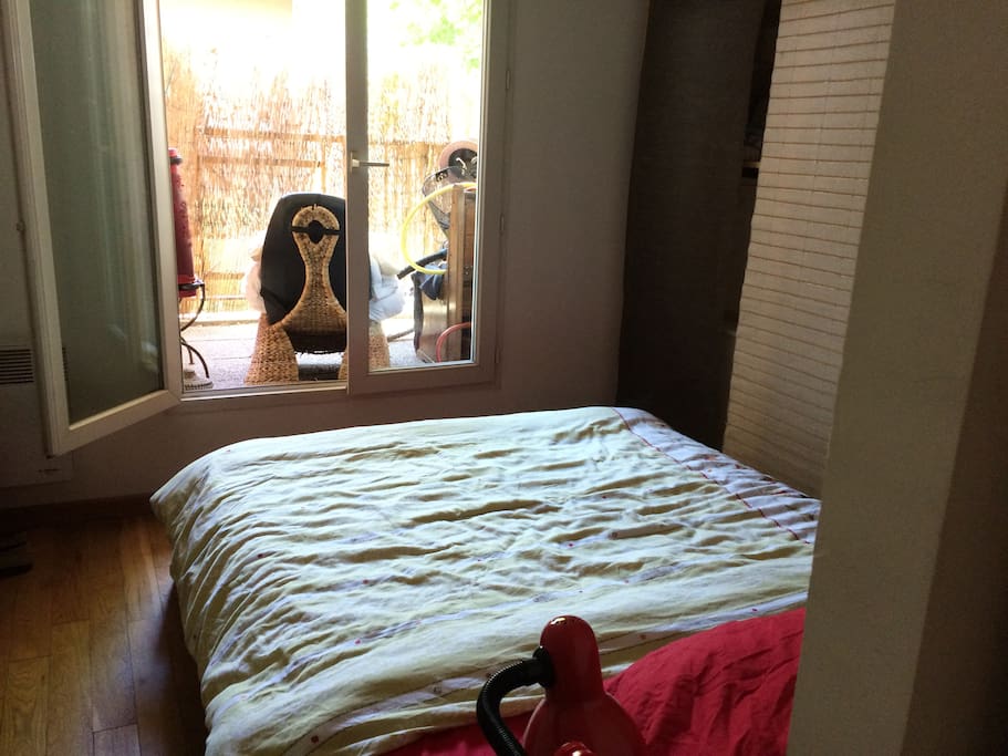 La chambre avec le lit double et des rangements pour les vêtements