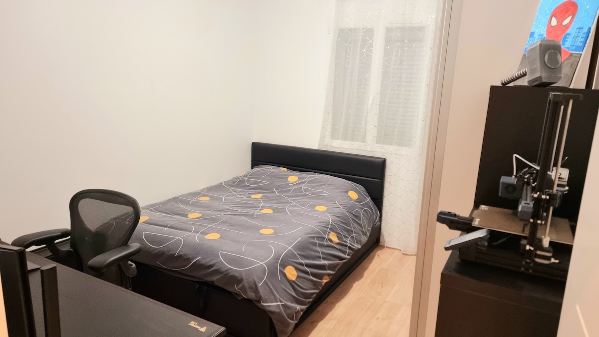 Habitación con cama doble, escritorio, silla hermann miller, doble pantalla con amazon fire stick