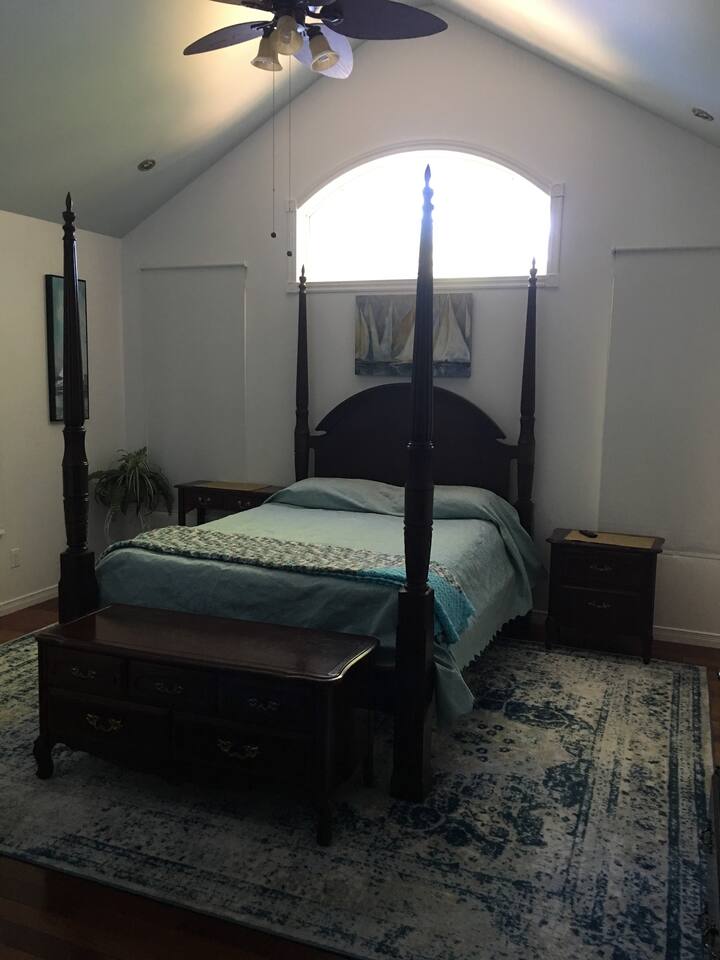 Master bedroom-Queen bed