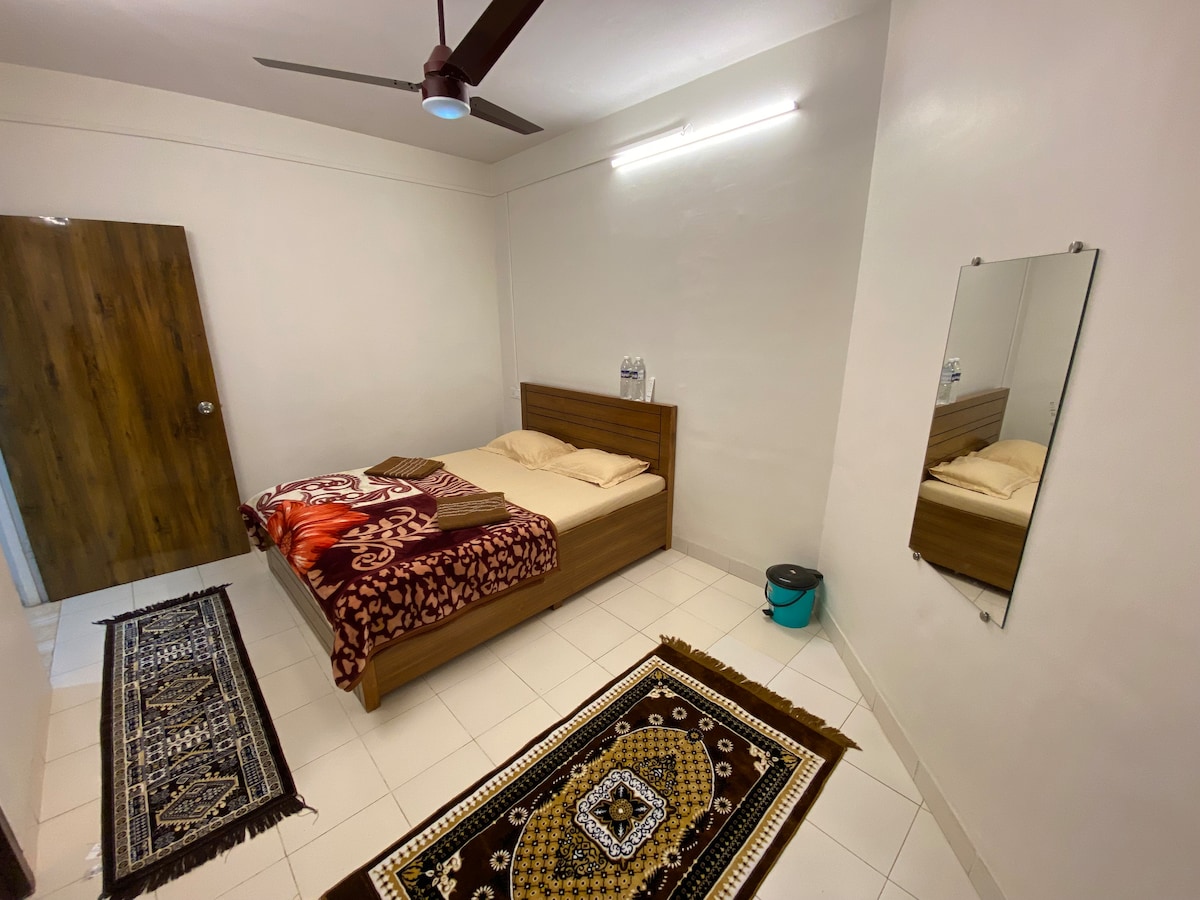 חדר שינה מס '1 מצויד במאווררים חכמים (BLDC Motors & Remote מופעל) 