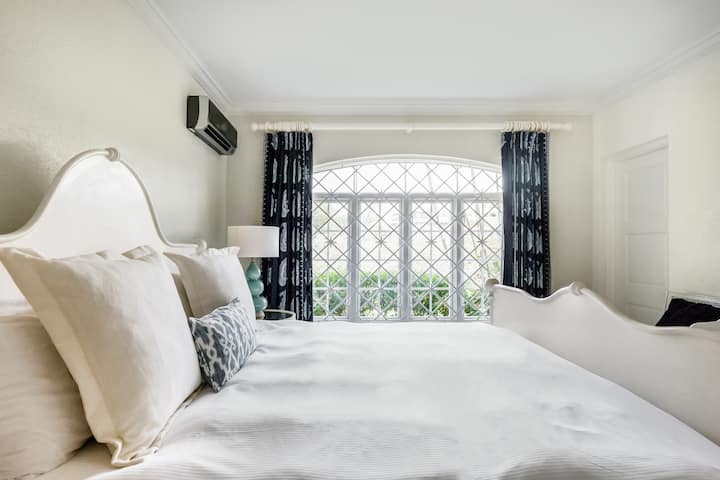 Slaapkamer 5 is zeer goed ingericht met een Brits super kingsize bed, uitzicht op de tuin, airconditioning, plafondventilator, kluis, kledingopslag en een prachtige eigen badkamer.