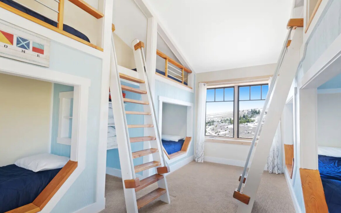 Arriba: 8 camas individuales con barco.