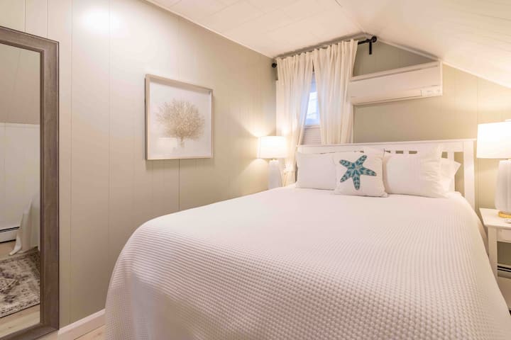 Todas las habitaciones tienen bombas de calor para proporcionar refrigeración y calefacción a la temperatura deseada. Habitaciones pequeñas, pero muy acogedoras, persianas de noche y de día para satisfacer tus necesidades. Esta habitación tiene una cama queen size.