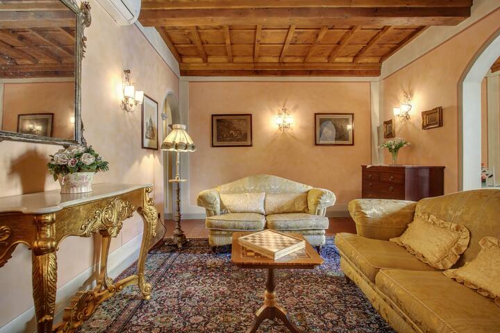 Elegant apartment in the earth of Florence