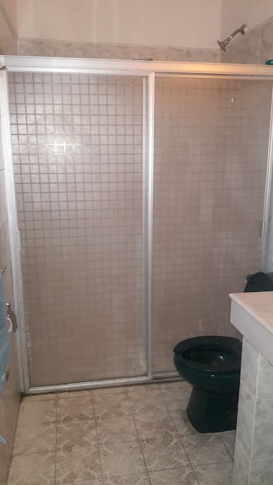 Baño compartido a unos metros de la habitación.