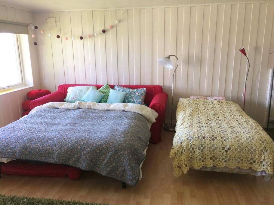 Ready for 3 guests. We can also provide a comfy madrass.