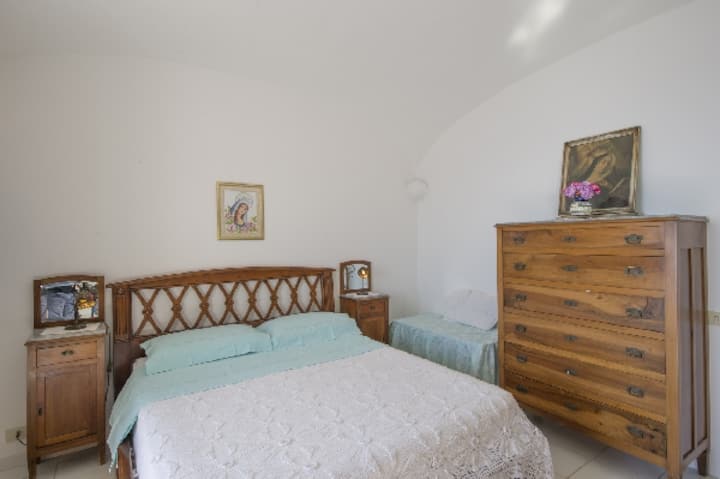 ชั้นล่างเป็นห้องนอนเตียงใหญ่