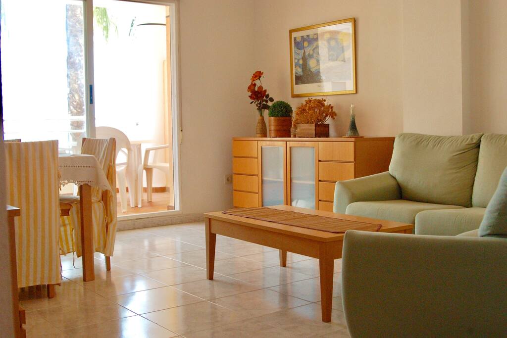 Salon con acceso a terraza y vistas al mar