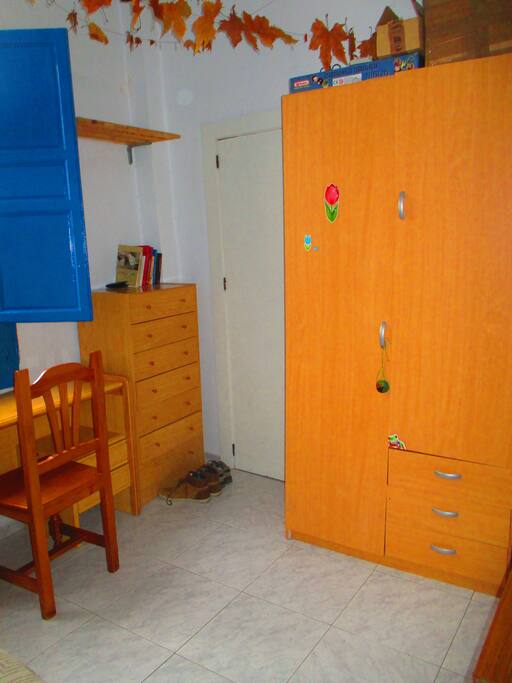 Gran capacidad para guardar tus prendas y mesa escritorio