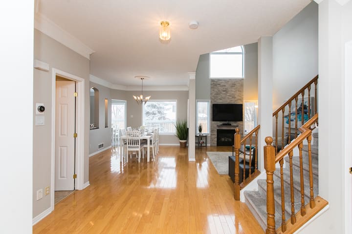 KASHY HOMES-Ravishing 3 story home near DT&Airport