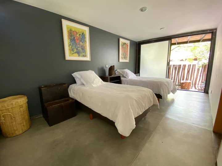 Habitación con dos camas individuales, baño propio y terraza exterior