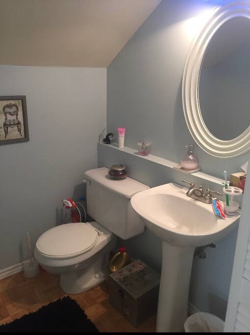 Washroom upstairs in main room / toilette en haut dans chambre principale