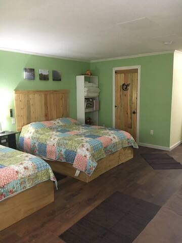 Lg Studio Apartment #3 No cleaning fee AC sleep 6
