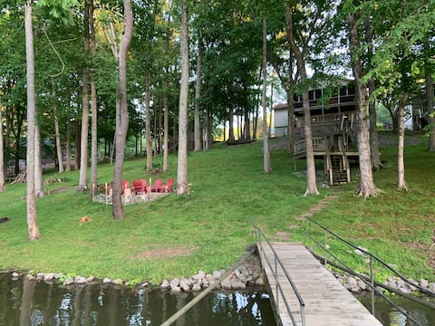 Beautiful Waterfront, w/ Dock, Firepit, Hot tub
