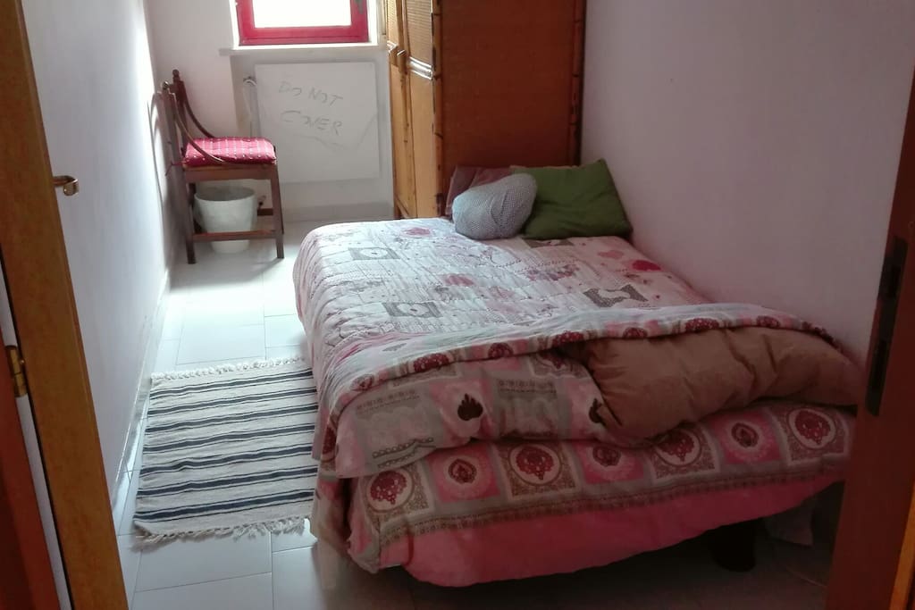 stanza mini con letto 1 piazza e mezzo