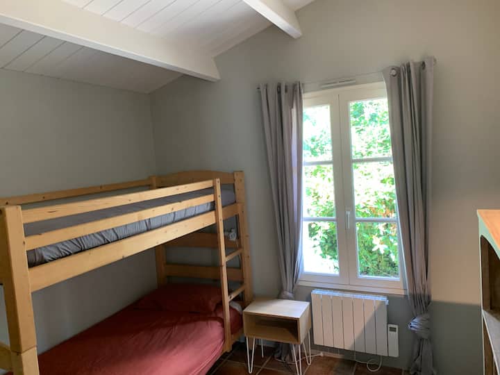 ห้องนอน #4 พร้อมเตียง 2 ชั้น 2 เตียง 