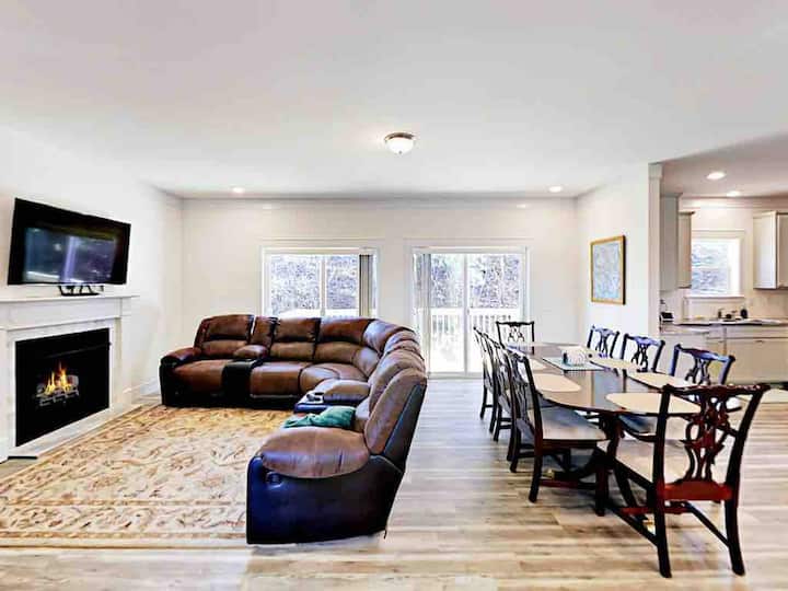 Geräumiger Wohn-Essbereich mit Kamin und TV