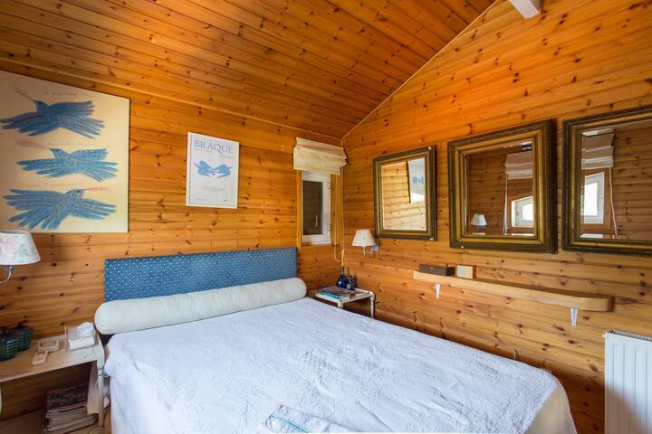 Двойна спалня 2 на 1 - ви етаж с прозорци