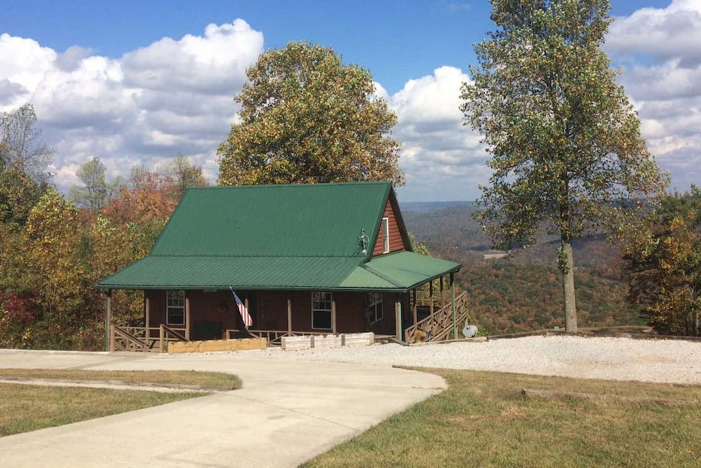 Welcome to Sunrise Mountain Cabin in Autumn. Quiet and peaceful with a beautiful view.