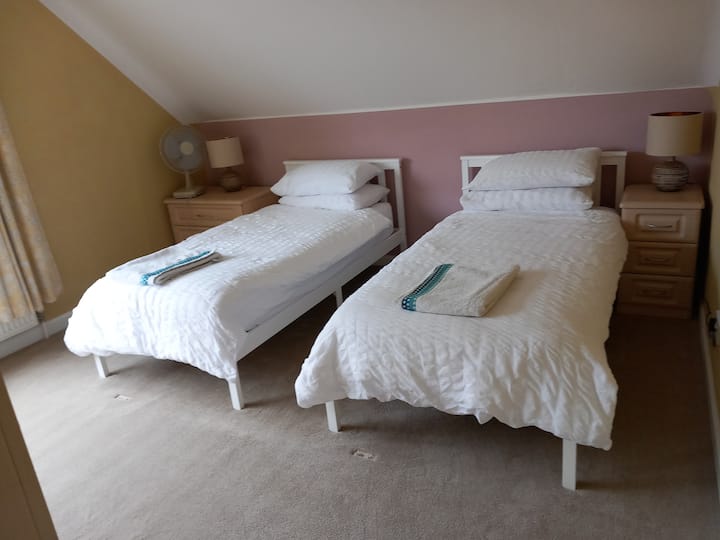 Dve jednolôžka s prístupom do hlavnej kúpeľne