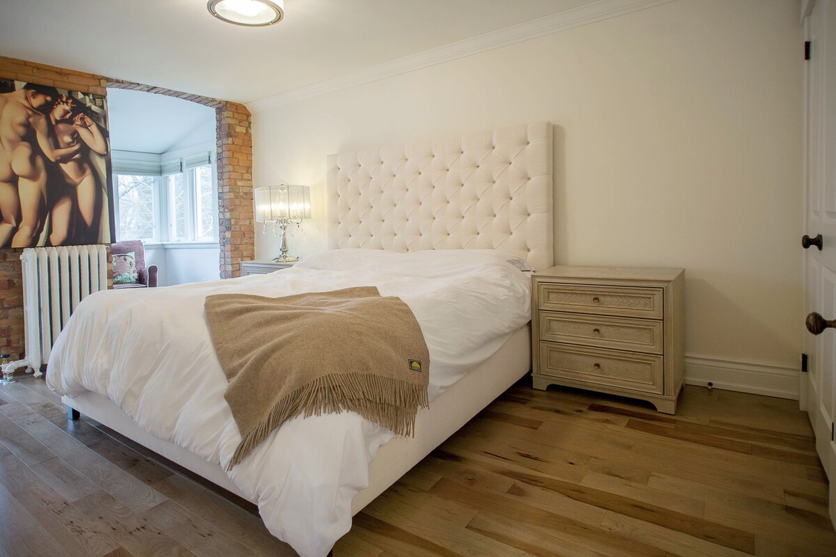 El dormitorio principal tiene cama tamaño king California.