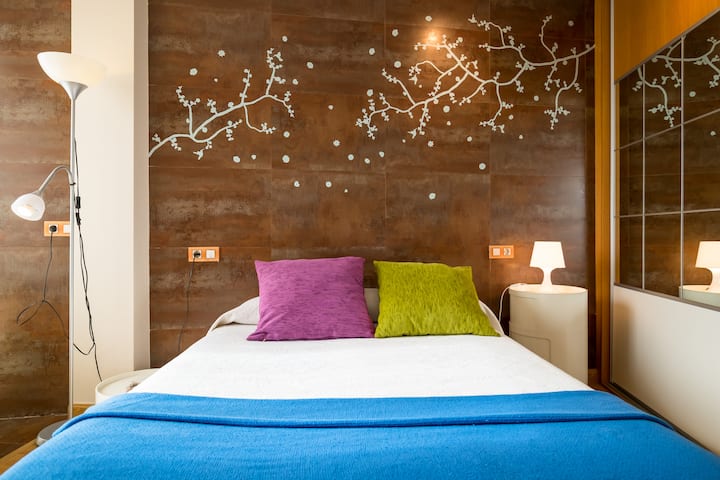 ห้องนอนใหญ่มีเตียงขนาด 135 ซม. พร้อมที่นอนสปริงและวิสโกอีลาสติก