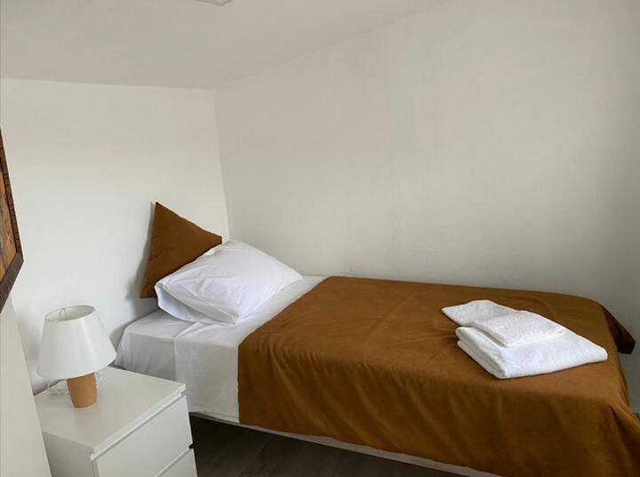 חדר שינה יחיד. יש מאווררים בחדר שלנו על רצפת המרפסת, ויש פינת ישיבה במרפסת. תוכלו ליהנות מקפה תחת כיפת השמיים במרפסת עם נוף לים ולעיר.