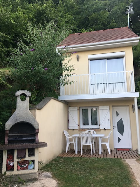 T2 near Chartres Paris, 3 adults 1 baby