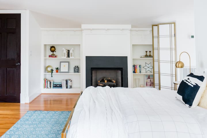 Charming Music Row 20s Bungalow in 12 South gallery image 2