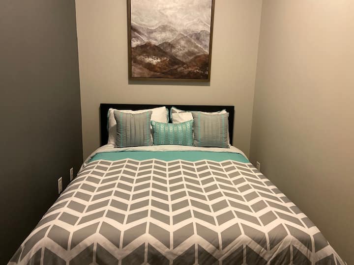 Მეორე საძინებელი მცირე სამუშაო სივრცით. Იდეალურია სახლიდან სამუშაოდ. 